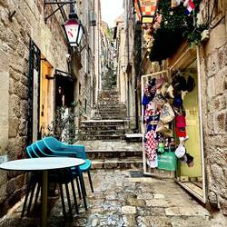 Balade dans les petites rues désertées de la vieille ville