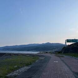 Die Autobahn fährt direkt über dem Strand.