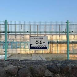 EIn Hinweisschild zur Höhe über Meer im Falle eines Tsunamis.