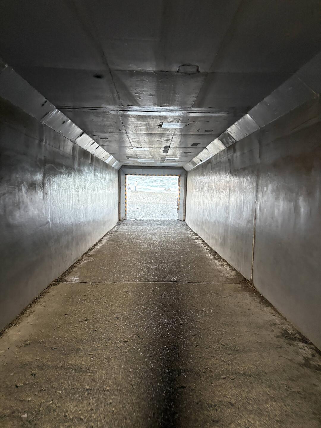 Odawara: Der Weg unter der Autobahn zum Meer, es kommt einem eher bunkermässig vor.