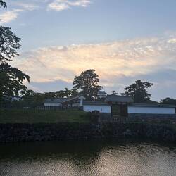 Die Burg von Odawara - ganz klein weit hinten.