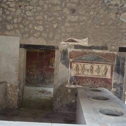 Restaurant where amphoras were used to keep food hot