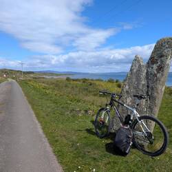 Fahrrad vor Stein
