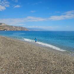 Ein fast leerer Strand an der Costa del Sol