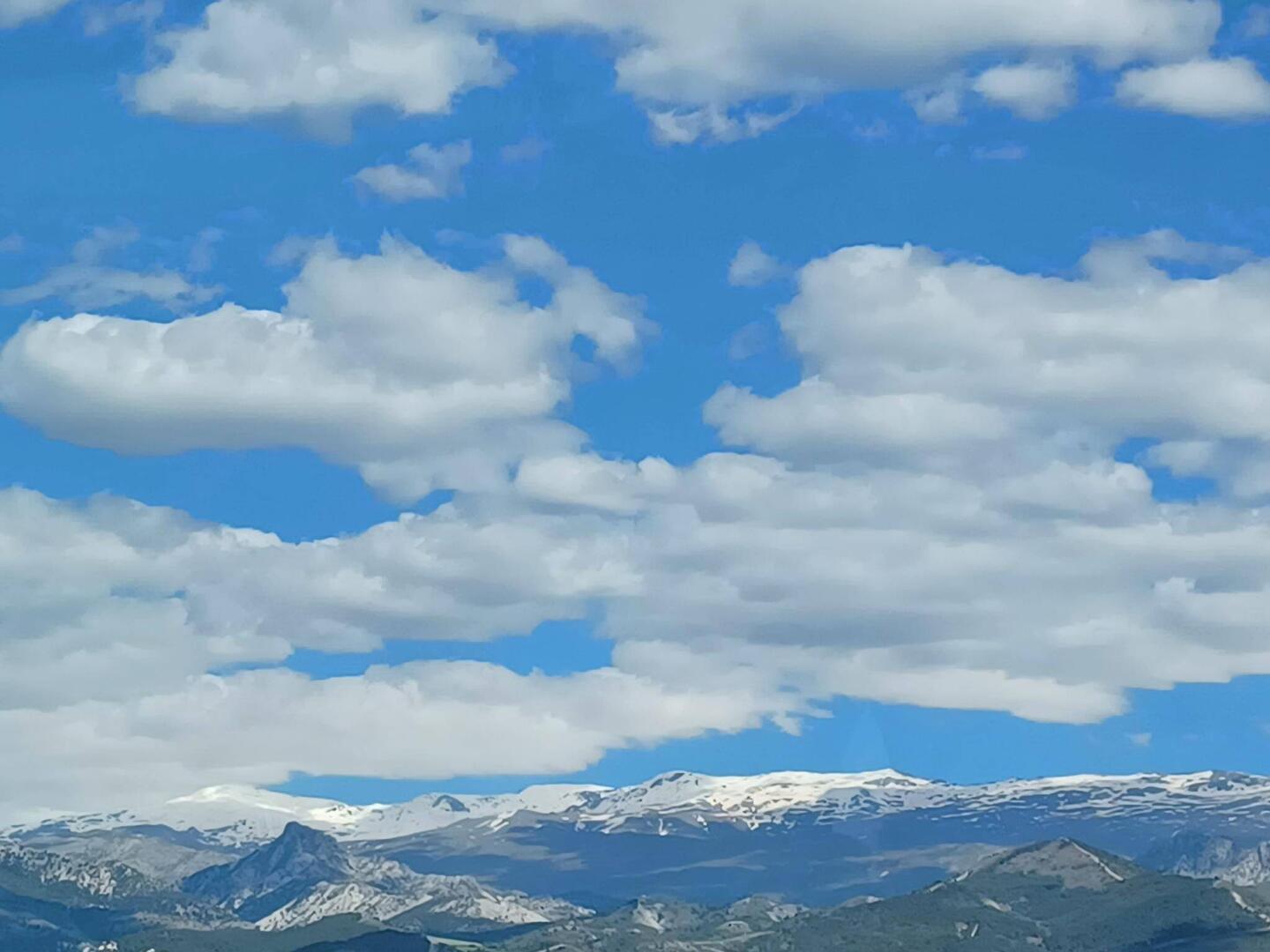 Die Sierra Nevada bei der Anreise. Noch ordentlich Schnee...