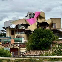 Ein Winzer hat sein Weingut von Frank O. Gehry gestalten lassen