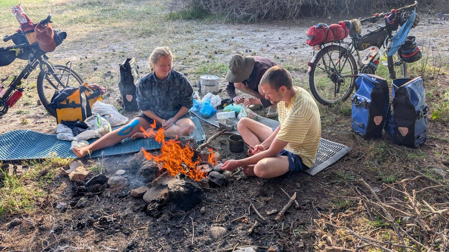 Der erste Fisch ist im Feuer und das Gemüse wird geschnibbelt 🔥🐟🔪