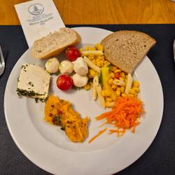Vandaag alleen koud buffet, want ze hadden gepofte aardappelen en die lust ik niet.