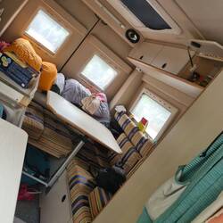 Stillleben im Camper, bei Ankunft. Schlaf- und Sitzzone ...