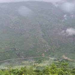 Unten die Moraća Schlucht