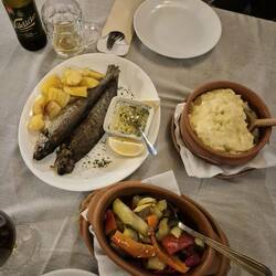 Forelle, Kačamak und Gemüse