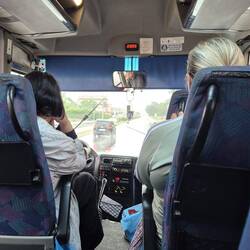 Der Busfahrer kann auf der Rückfahrt telefonieren