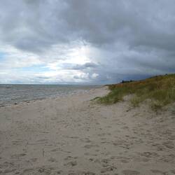 Ostseestrand im Regen