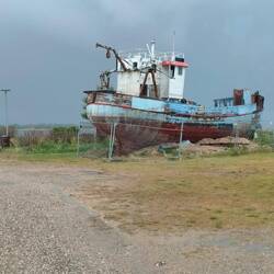 Schiffswrack im Regen