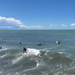 Wellensurfer in Viareggio