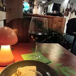 Nach so einer tollen Nachricht ein gutes Glas Rotwein 🍷