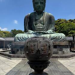 🐧 Der Daibutsu von Kamakura Seit fast 800 Jahren sitzt er hier ganz ruhig – 13 m hoch 120 t schwer