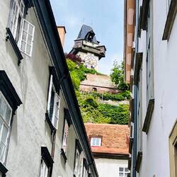 Schlossberg te mira desde arriba, tú te haces el despistado.