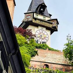 Torre del reloj que anuncia el tiempo