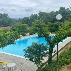 der Pool hat nur 20°Grad, aber das ist okay, es ist ja noch Mai
