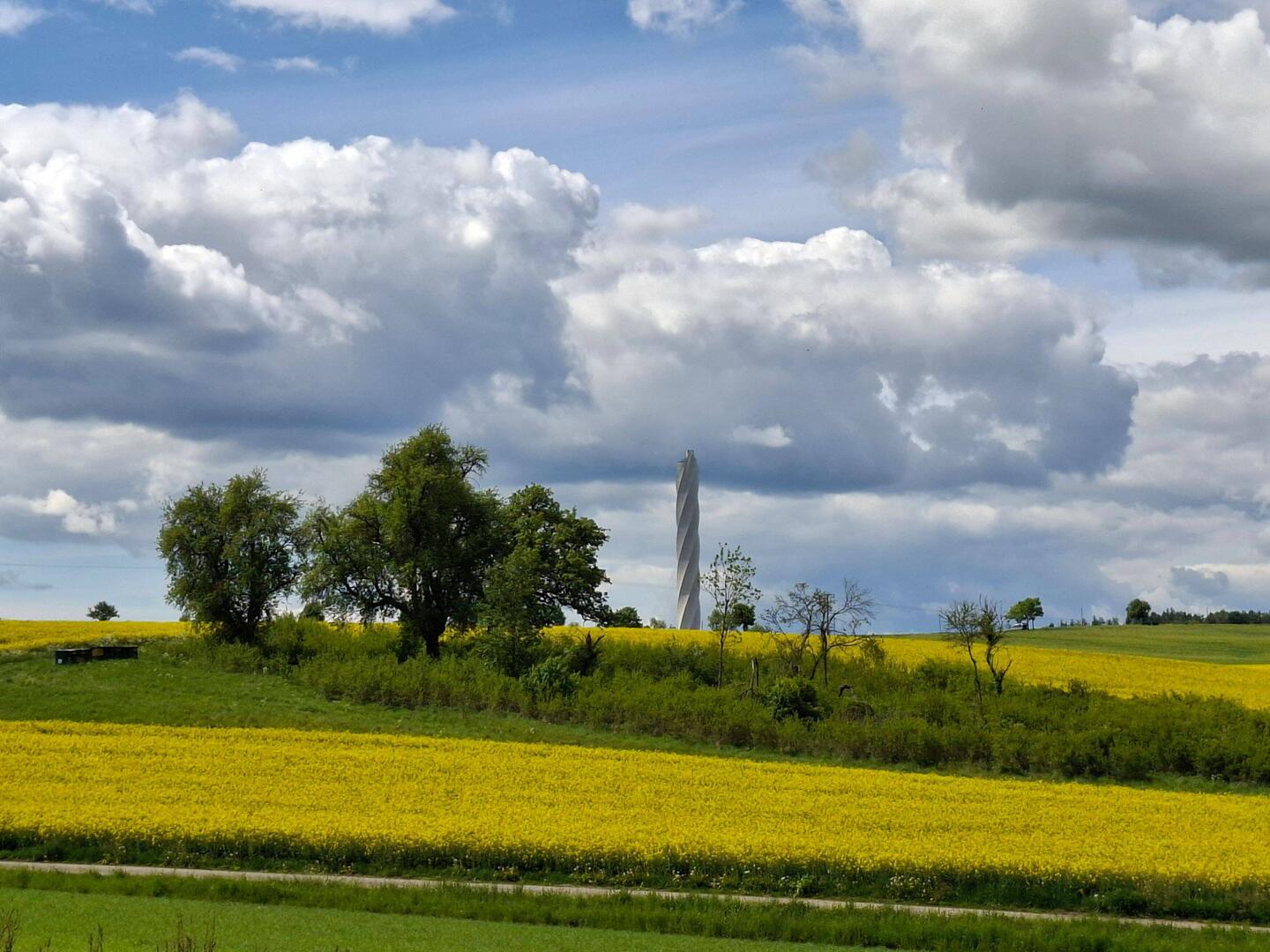 Der 246 Meter hohe Turm ist in der Landschaft immer präsent
