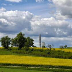 Der 246 Meter hohe Turm ist in der Landschaft immer präsent