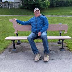 Karlchen nimmt das Dackelbankerl