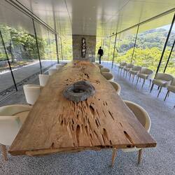 Der Empfang des Observatoriums: Der Zedernbaum für diesen Tisch war über 1000 Jahre alt.