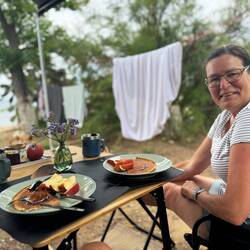 Gesundes Frühstück vor der Wäsche im Hintergrund