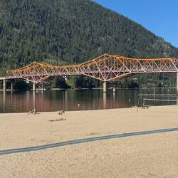 Entspannen am Sandstrand des Kootenay Lake - mit Blick auf die grosse Brücke von Nelson