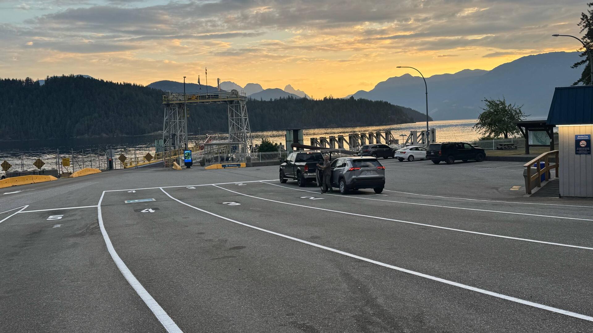 Frühmorgens an der Fährstation in Earls Cove