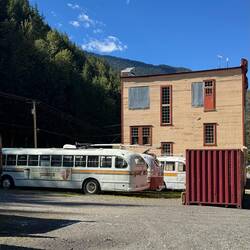 Das ehemalige Rathaus von Sandon mit historischen Bussen davor