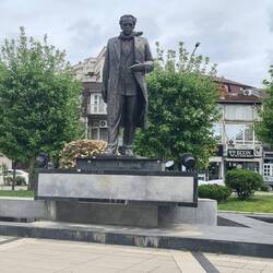 Dies ist eine Bronzestatue des ersten Präsidenten des Kosovo, Ibrahim Rugova