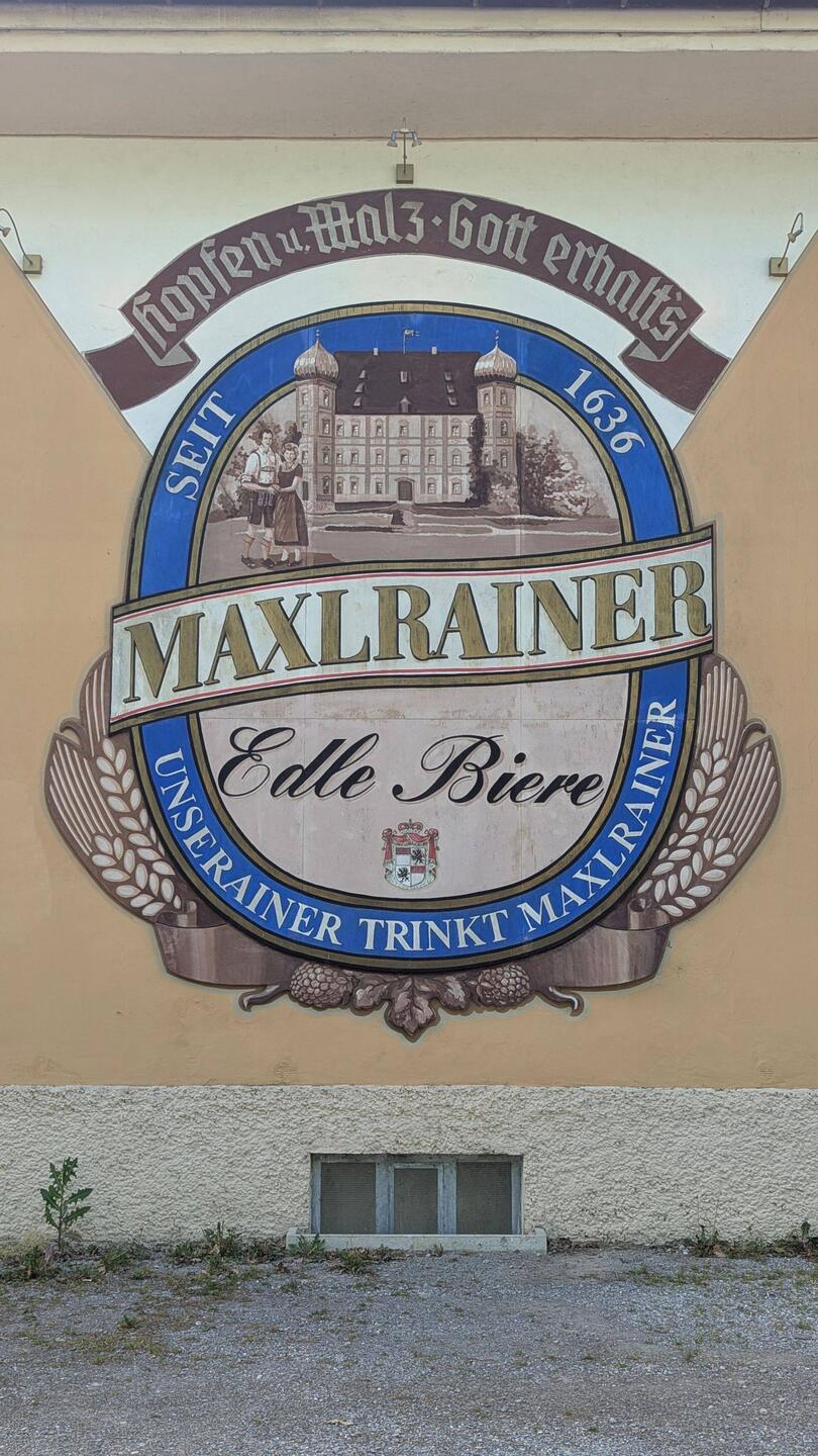 Das Motto dieser Brauerei: Unserainer trinkt Maxlrainer 😉