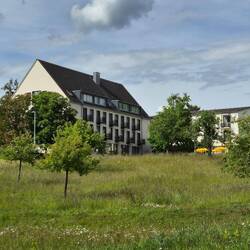 Het hotel bij het klooster, ik slaap in het linkse gebouw.
