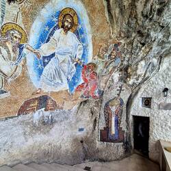 Tolle Mosaike in der Felswand