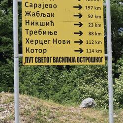 Das Wort oben heißt Belgrad, darunter Sarajevo und unten Kotor