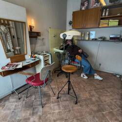 Friseursalon aus den 70 ern. Steffi nimmt Platz zum Haare waschen