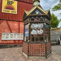Alter Kiosk und im Hintergrund die Schaukästen der Zeitung