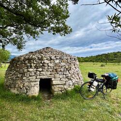 De drôles de petites cabanes jalonnent le bord des routes