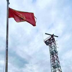 Premier drapeau monténégrin 🇲🇪 au poste frontière