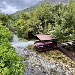 Avec des terrasses montées sur pilotis