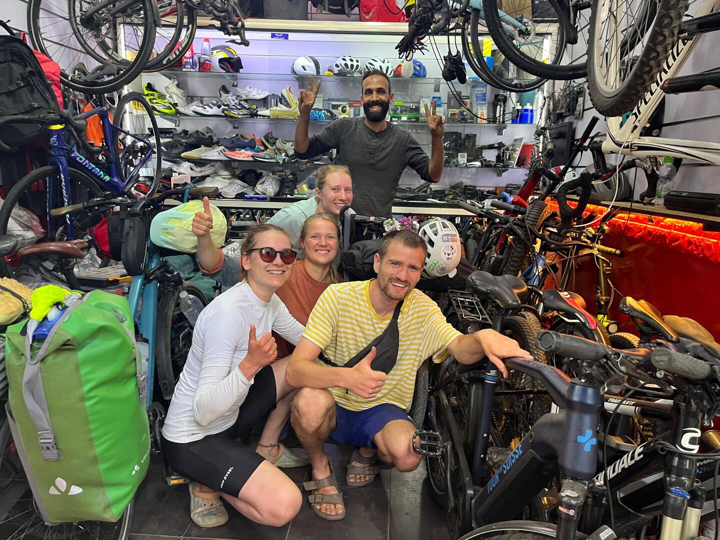 Wir mit Zouheir in seinem Laden nach erfolgreichem Fix von Lauras Rad