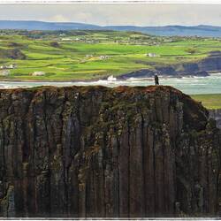 Moni auf Felsen am Causeway