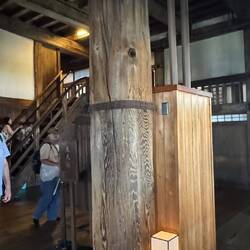 dieses ist die Hauptsäule , die dafür sorgt das die Burg seit 700 Jahren steht
