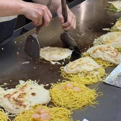 Okonomiyaki die japanische Pizza wird vor unseren Augen vorbereitet