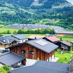 Paneles solares en los cerros