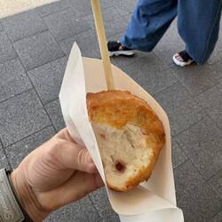 Snack in Hakone: Fischkuchen mit Tintenfisch und rotem Ginseng.