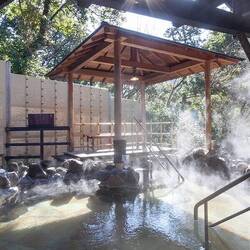 Ein Aussenbad des Onsen Yuryo.