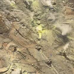 Der Hakone Vulkan von der Gondel aus gesehen, es wurde heiss und stank nach Schwefel.